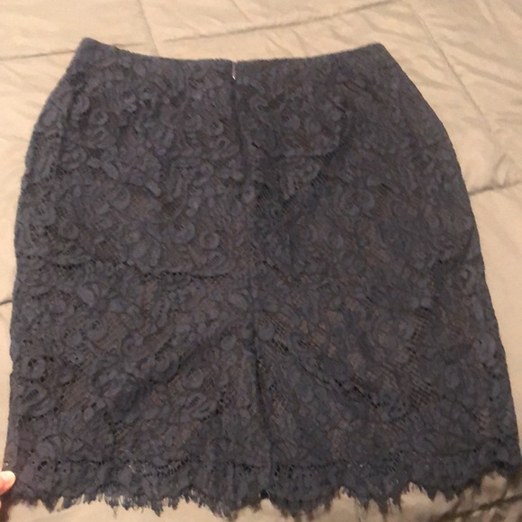 Banana Republic size 6 blue lace skirt - Picture 4 of 5